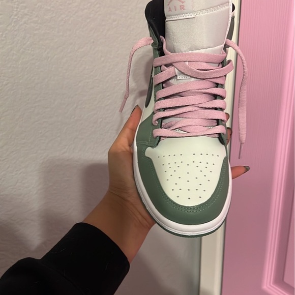 Woman’s air Jordan Dutch green - Picture 9 of 12